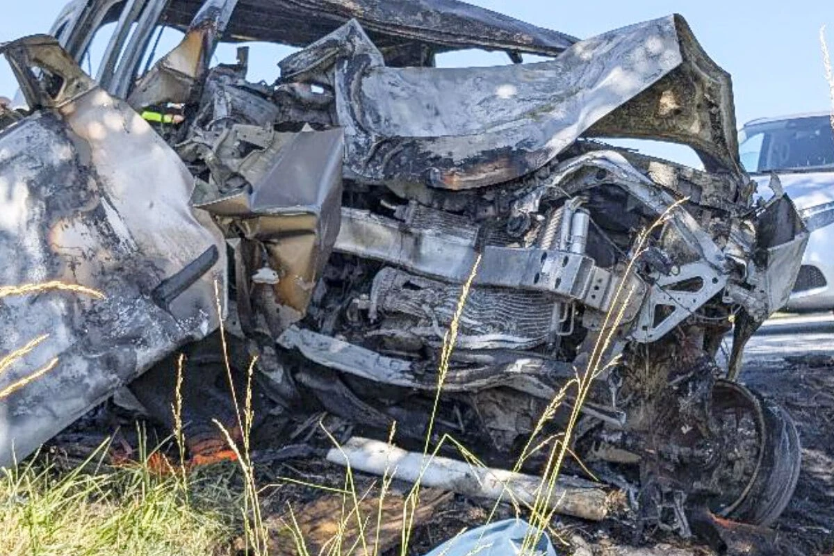 Schrecklicher Unfall: Nissan kracht frontal gegen Baum, Fahrer verbrennt in Autowrack