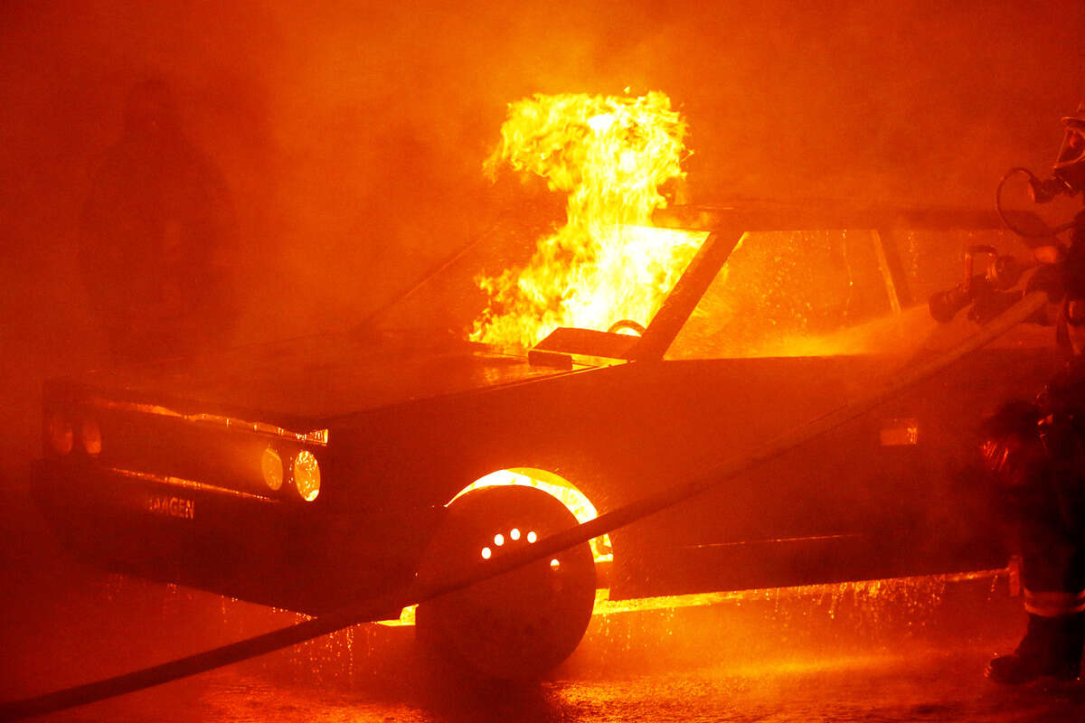 Brennender Wagen auf der A5! Autobahn beidseitig vor Karlsruhe gesperrt