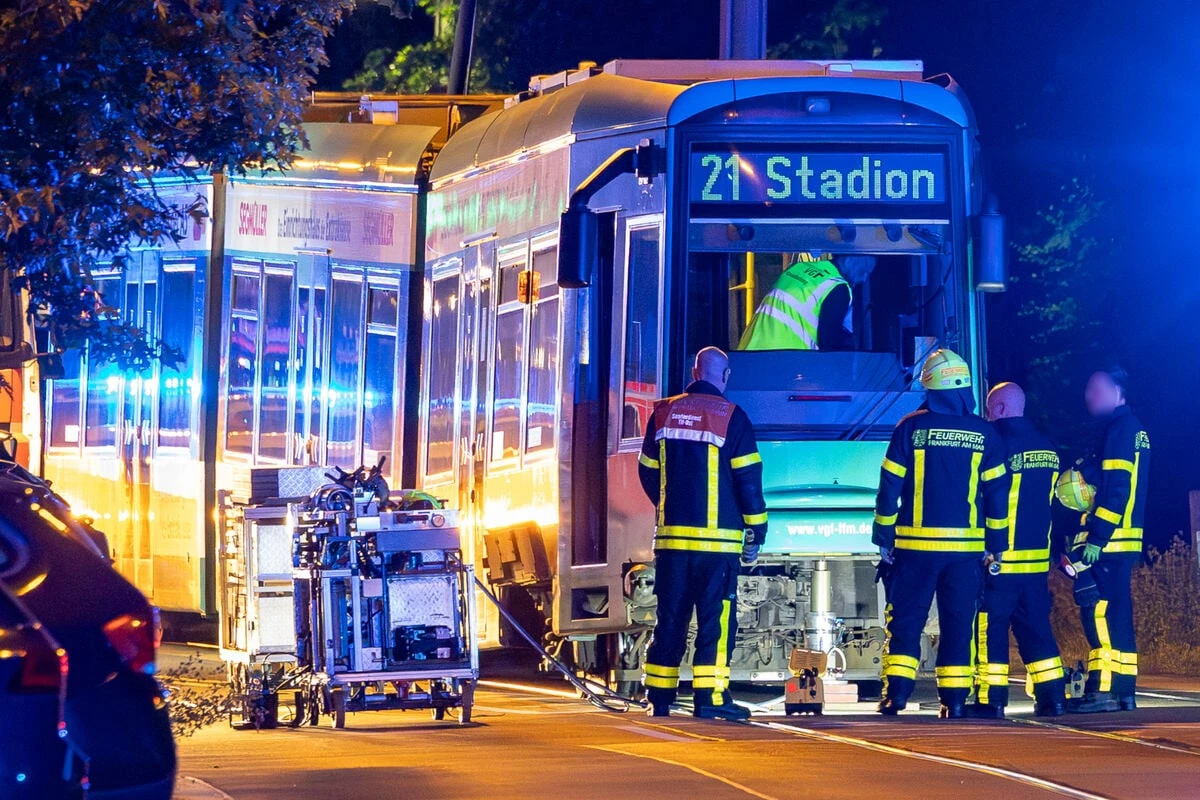 Schwerer Unfall in Frankfurt: Radfahrer gerät unter Straßenbahn