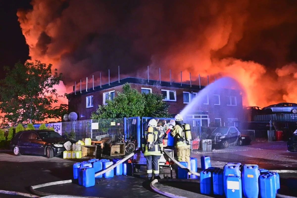 Großbrand auf Recyclinghof: A28 weiterhin gesperrt