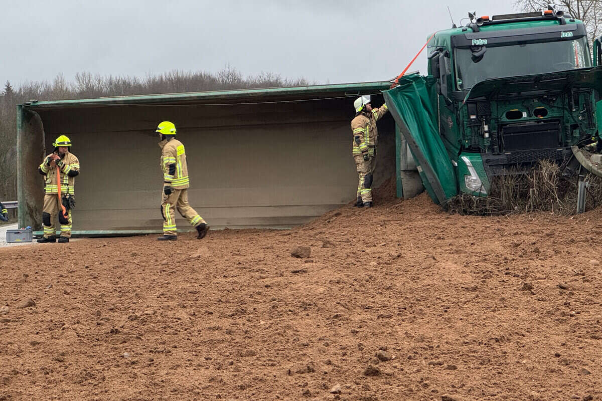 Überall Sand! Laster kippt nach Reifenplatzer um: A21 gesperrt