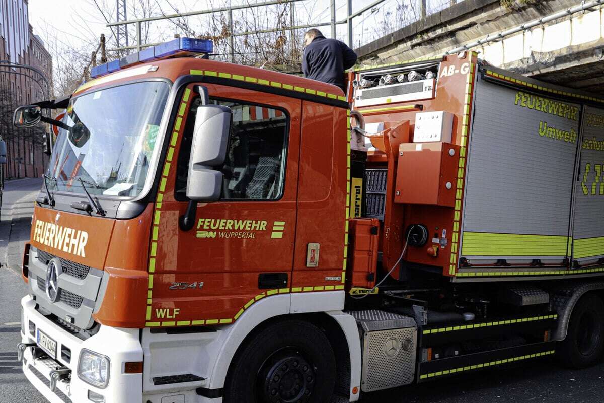 Höhe unterschätzt: Feuerwehrwagen bleibt unter Eisenbahnbrücke stecken