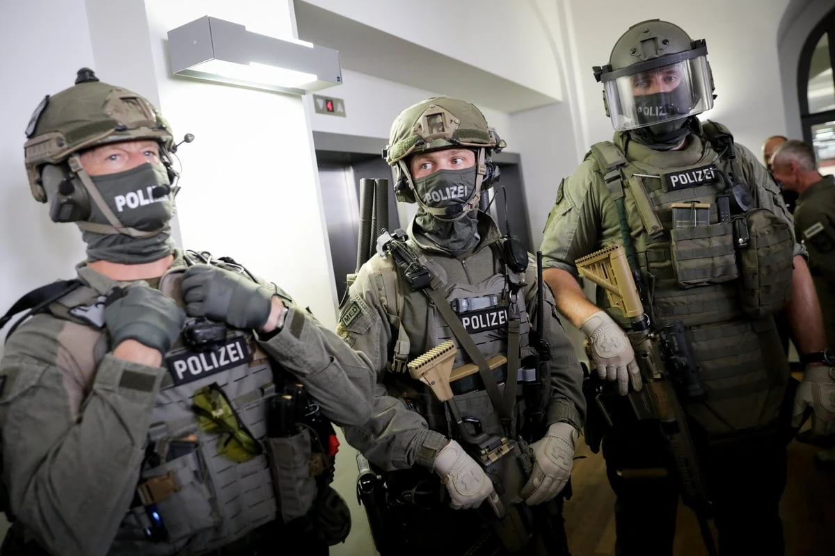Elite-Einheit GSG 9 stürmt Wohnungen von zwei Schwarzfahrern