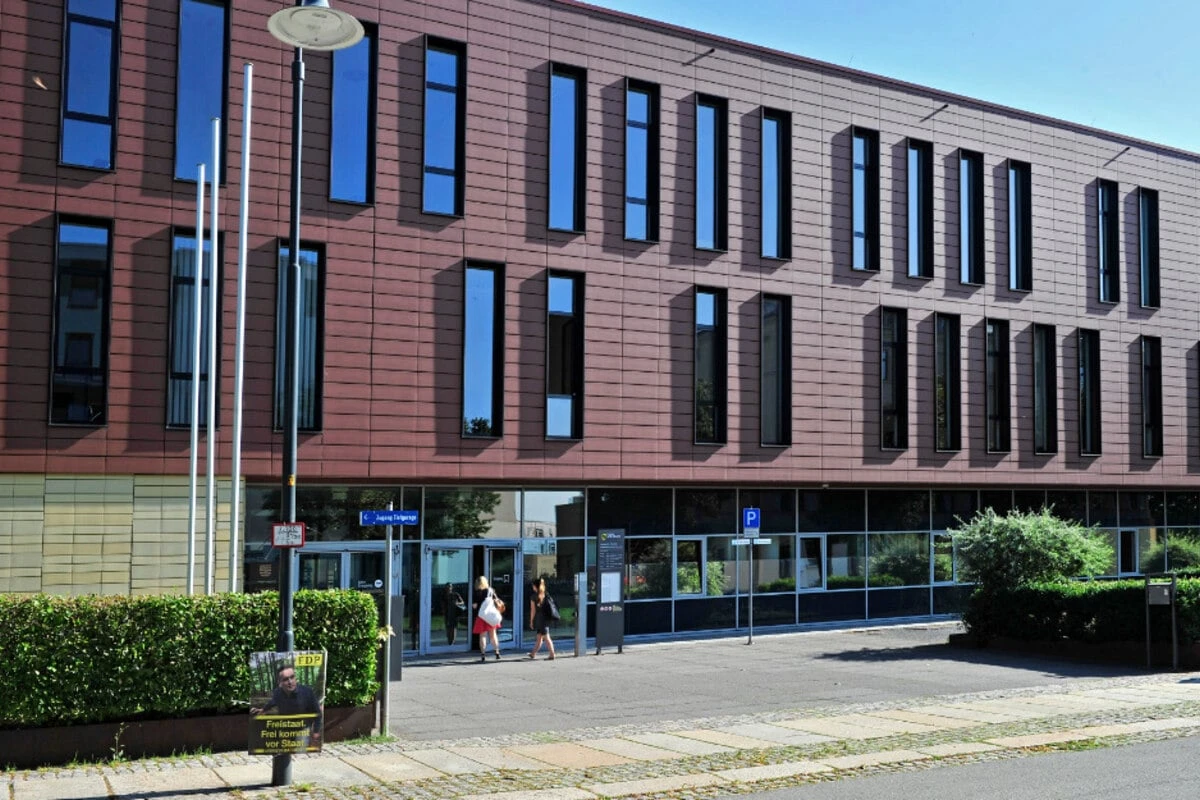 Hat ihr Neuer den Ex vermöbelt? 37-Jährige schwänzt Prozessauftakt