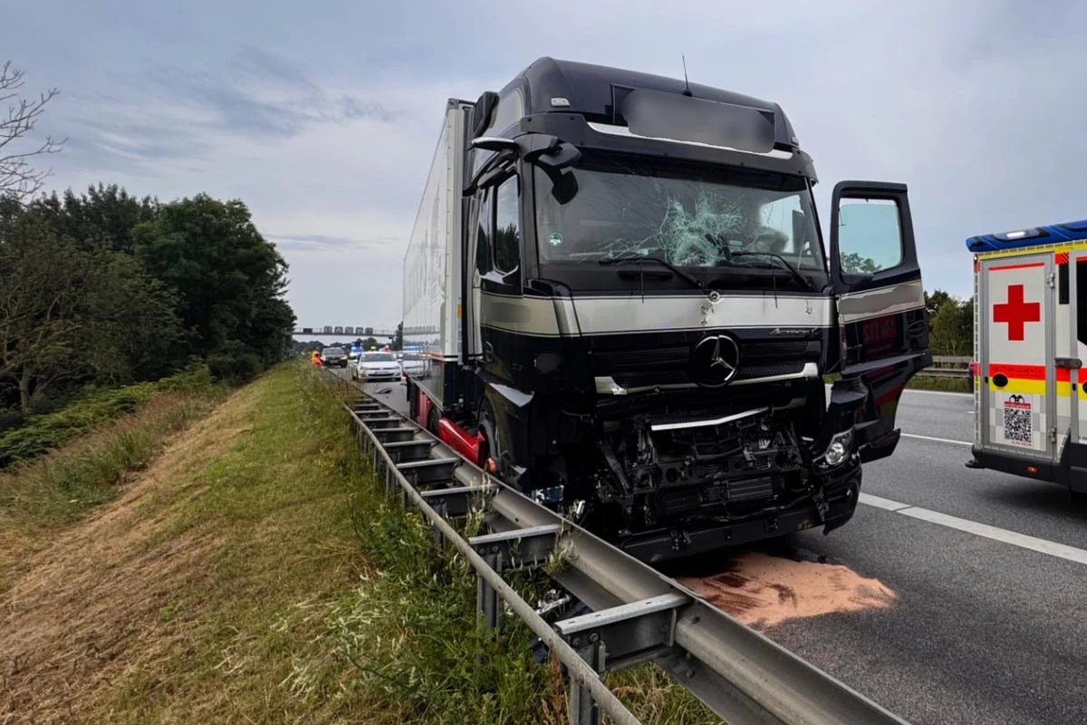 Unfall auf der A1: Drei Laster krachen ineinander