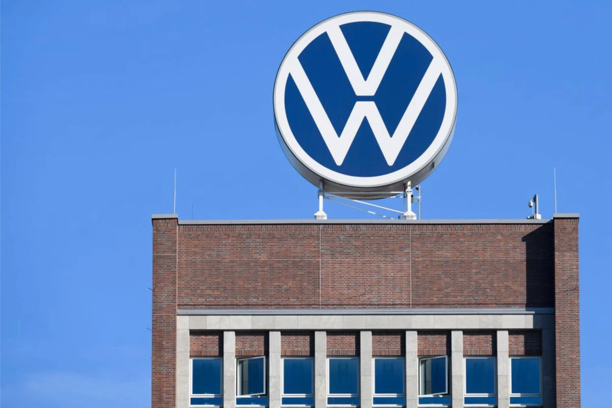 Vor der VW-Aufsichtsratssitzung: Hunderte Menschen protestieren gegen Sparplan
