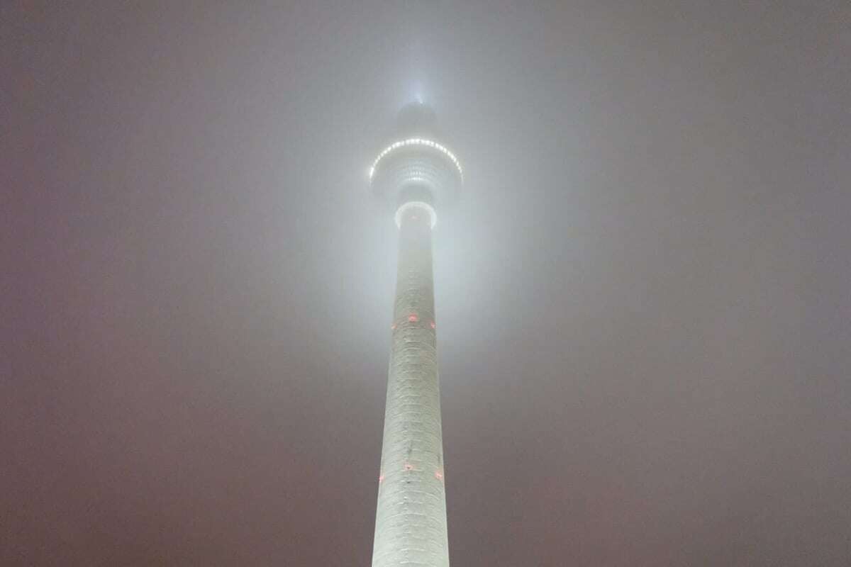 Eisplatten fliegen vom Fernsehturm: Sperrungen am Alexanderplatz