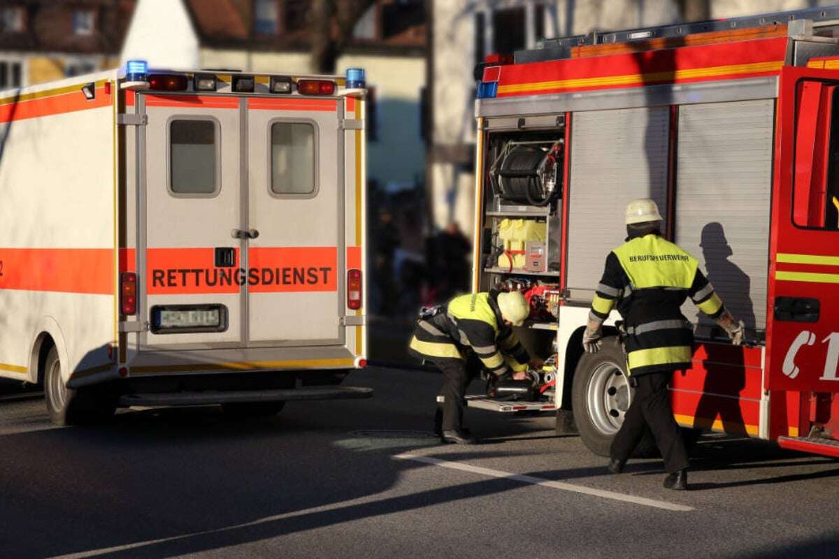 Feuerwehr rettet schwer verletzten Arbeiter aus sechs Meter tiefem Klärwerk-Schacht