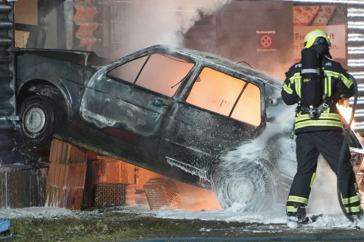 Kaufland-Einbruch endet mit brennendem Golf: Jetzt sucht die Polizei Zeugen