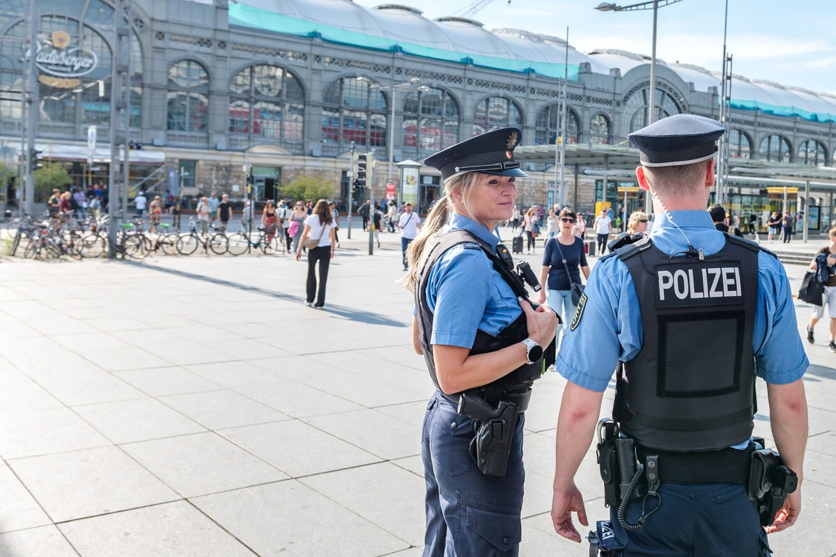 Jugendliche hantieren mit Waffe auf Prager Straße: Polizei bricht Suche ab