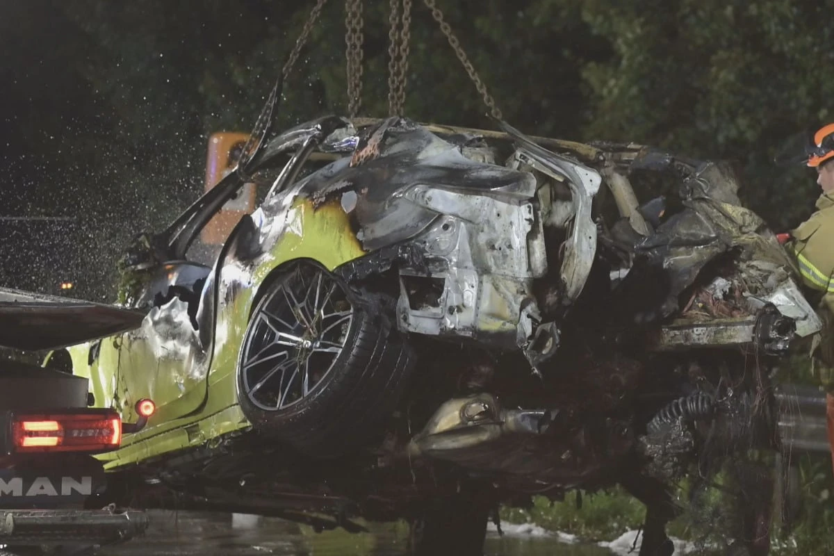 Autofahrer verbrennt nach Unfall in seinem Wagen! Zeugin kann ihn nicht mehr retten