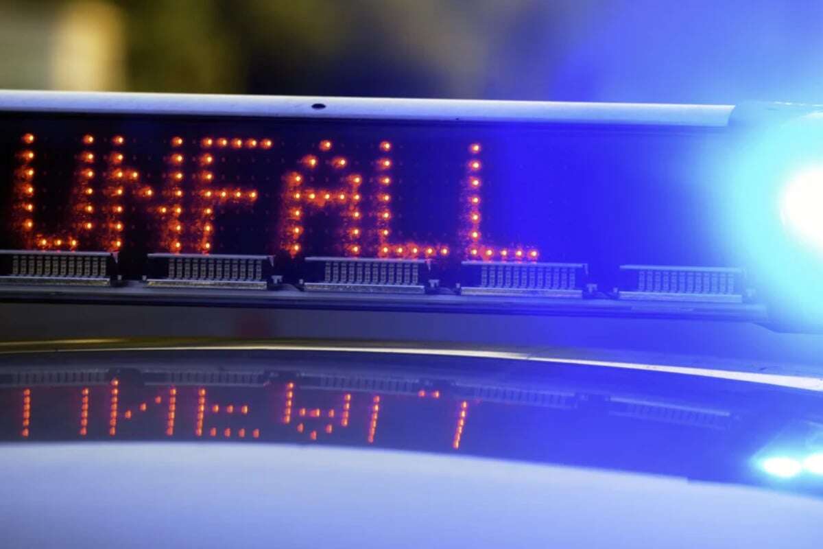 Auto kracht mit Schwalbe zusammen: 18-jähriger Biker schwer verletzt