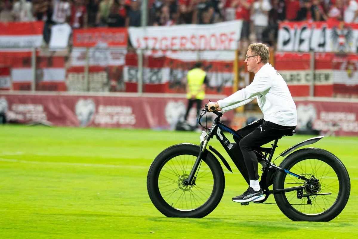 Deutscher Trainer fährt plötzlich mit E-Bike übers Feld, doch es gibt einen guten Grund