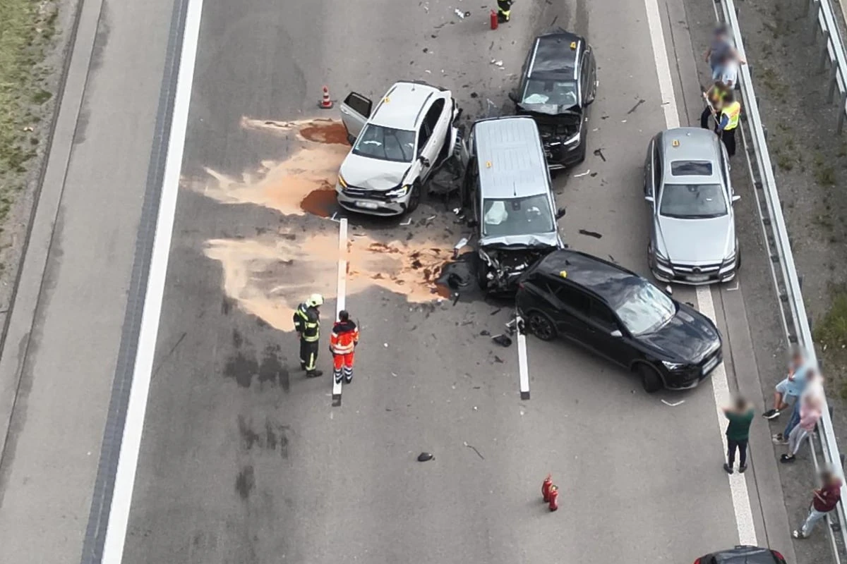 Nach Serien-Crash auf A4: Acht Verletzte und stundenlange Vollsperrung