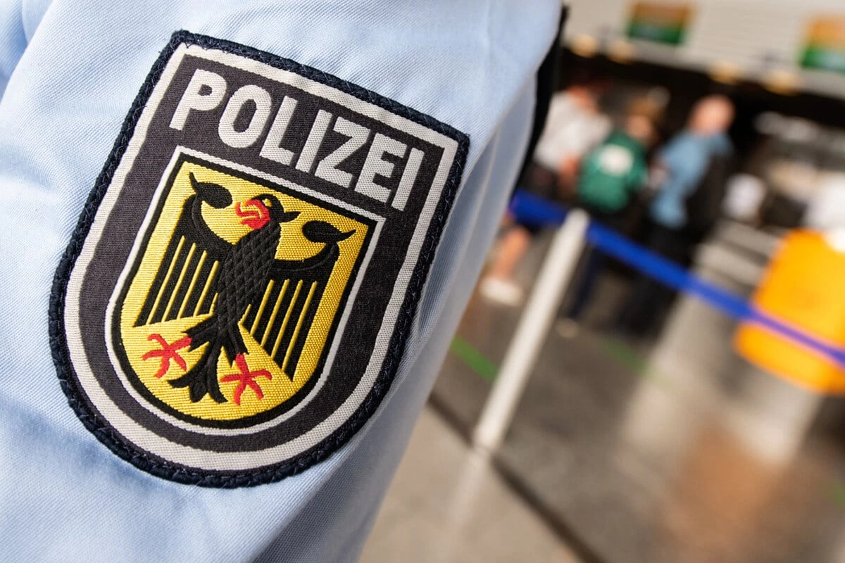 Besoffener Randale-Passagier in Handschellen aus Flieger geholt