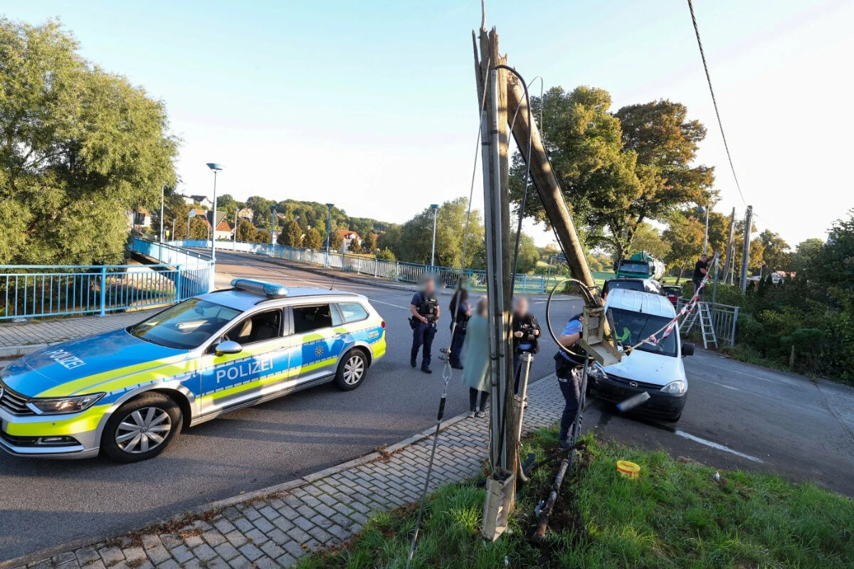 Transporter kracht gegen Telefonmast