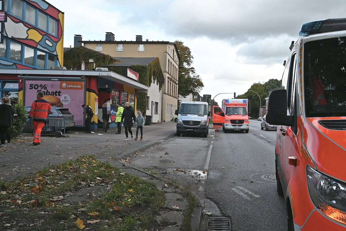 Mann wird mit verbotenem E-Scooter von Auto angefahren: Lebensgefahr!