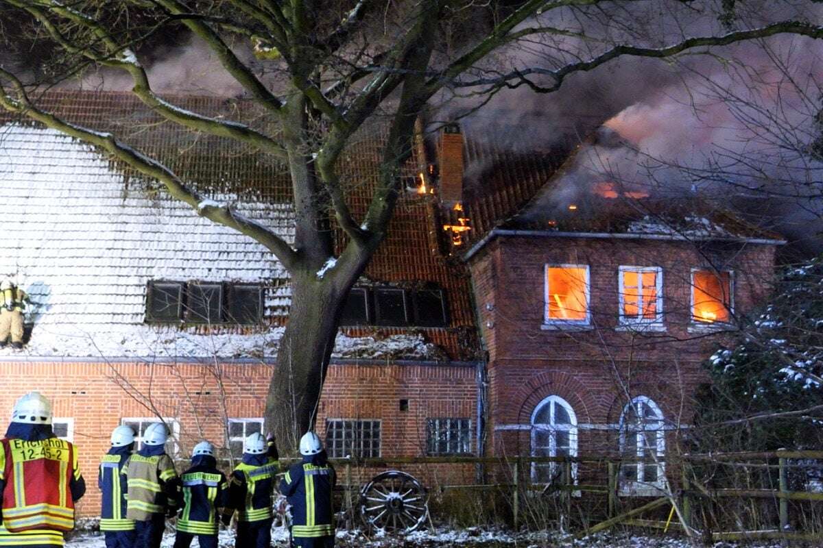 Bauernhof steht in Flammen: Pflegebedürftiger Mann kann nur noch tot geborgen werden