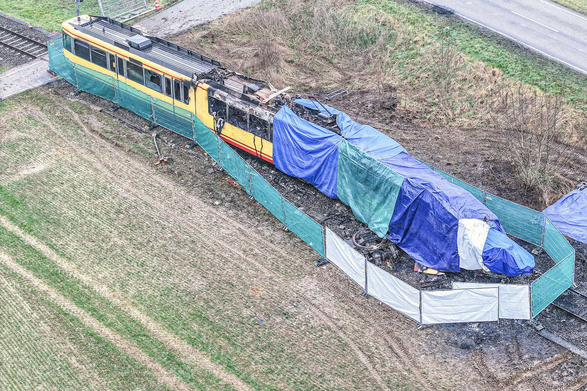 Nach tödlichem Unfall: Bergungsarbeiten der Stadtbahn laufen