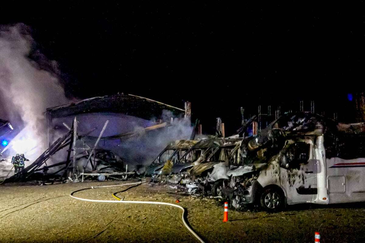 Wohnmobile in Flammen: Eine Million Euro Schaden, Feuerwehrmann verletzt