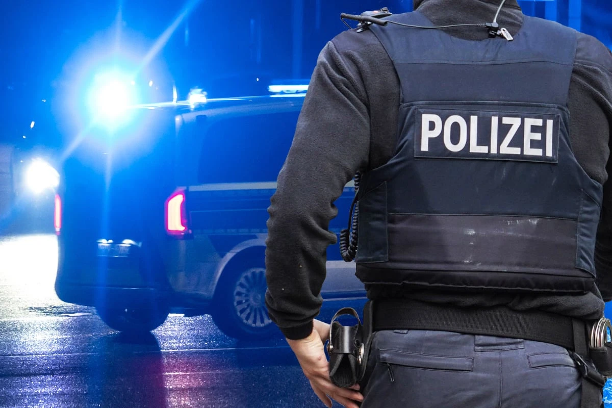 Polizei-Einsatz in Frankfurt eskaliert: Mann greift Beamtin an Waffe
