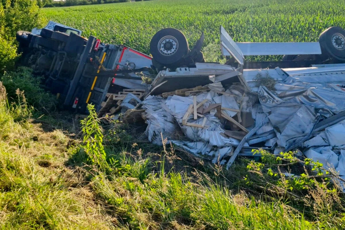 Lastwagen überschlägt sich auf A38: Autobahn bis zum nächsten Tag voll gesperrt