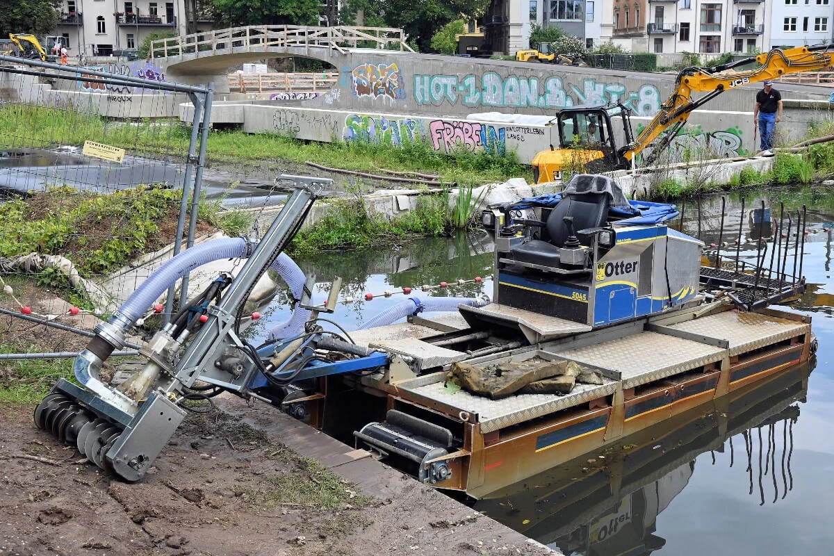 Einfahrt zum Stadthafen dicht: Bagger, Boote und Schläuche sollen Weg frei machen