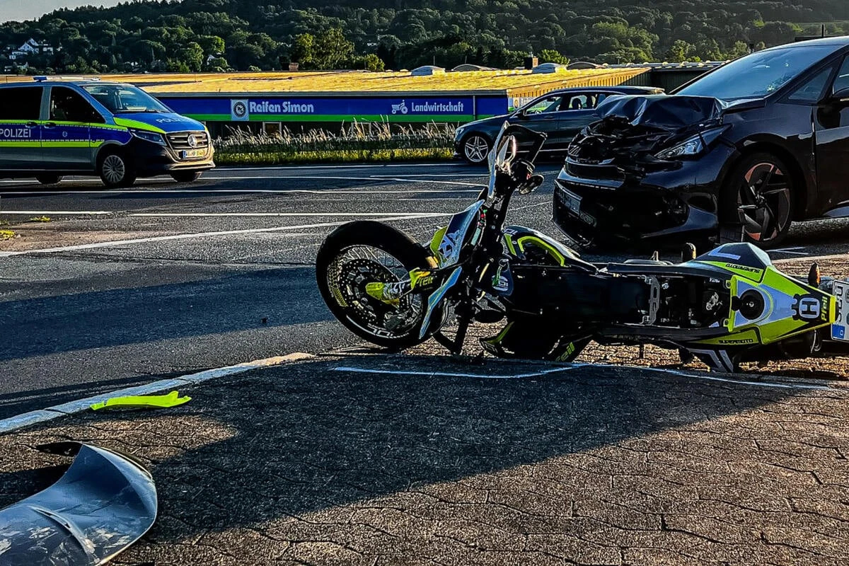 Biker bei Frontalcrash mehrere Meter durch die Luft geschleudert und schwer verletzt