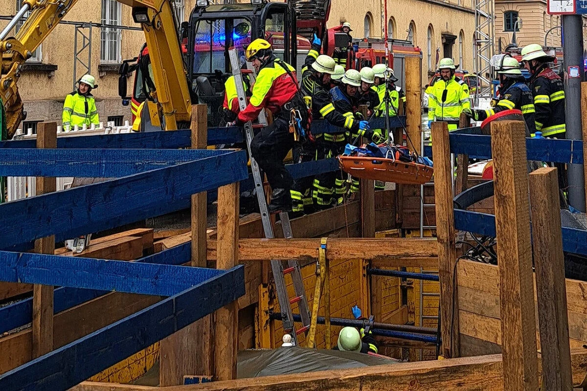 In Rohrgraben gestürzt: Bauarbeiter bei Arbeitsunfall schwer verletzt