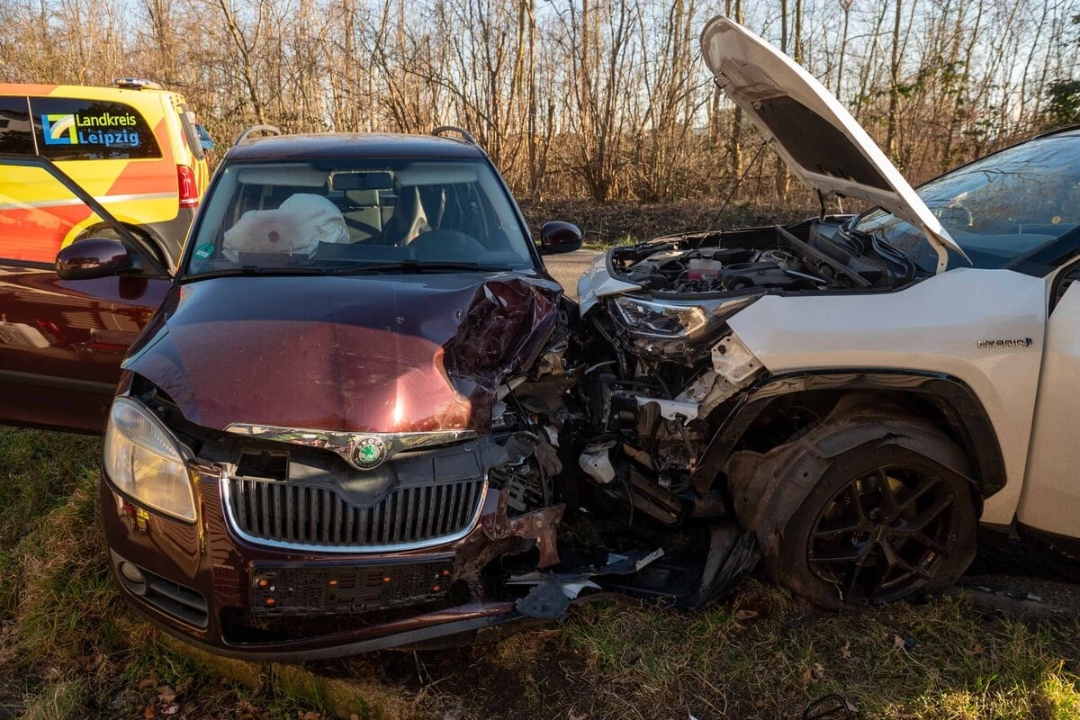 Frontalcrash mit vier Verletzten: Straße komplett gesperrt