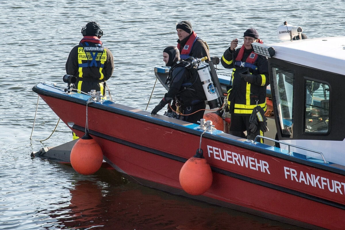 Leiche aus dem Main in Frankfurt gezogen: Wer ist der tätowierte Mann?