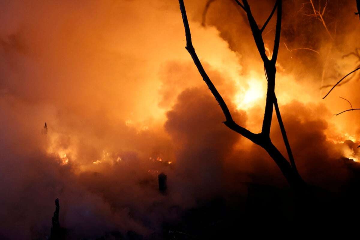 Wieder Großeinsatz in Chemnitz: Mehrere Schuppen und Garagen in Vollbrand