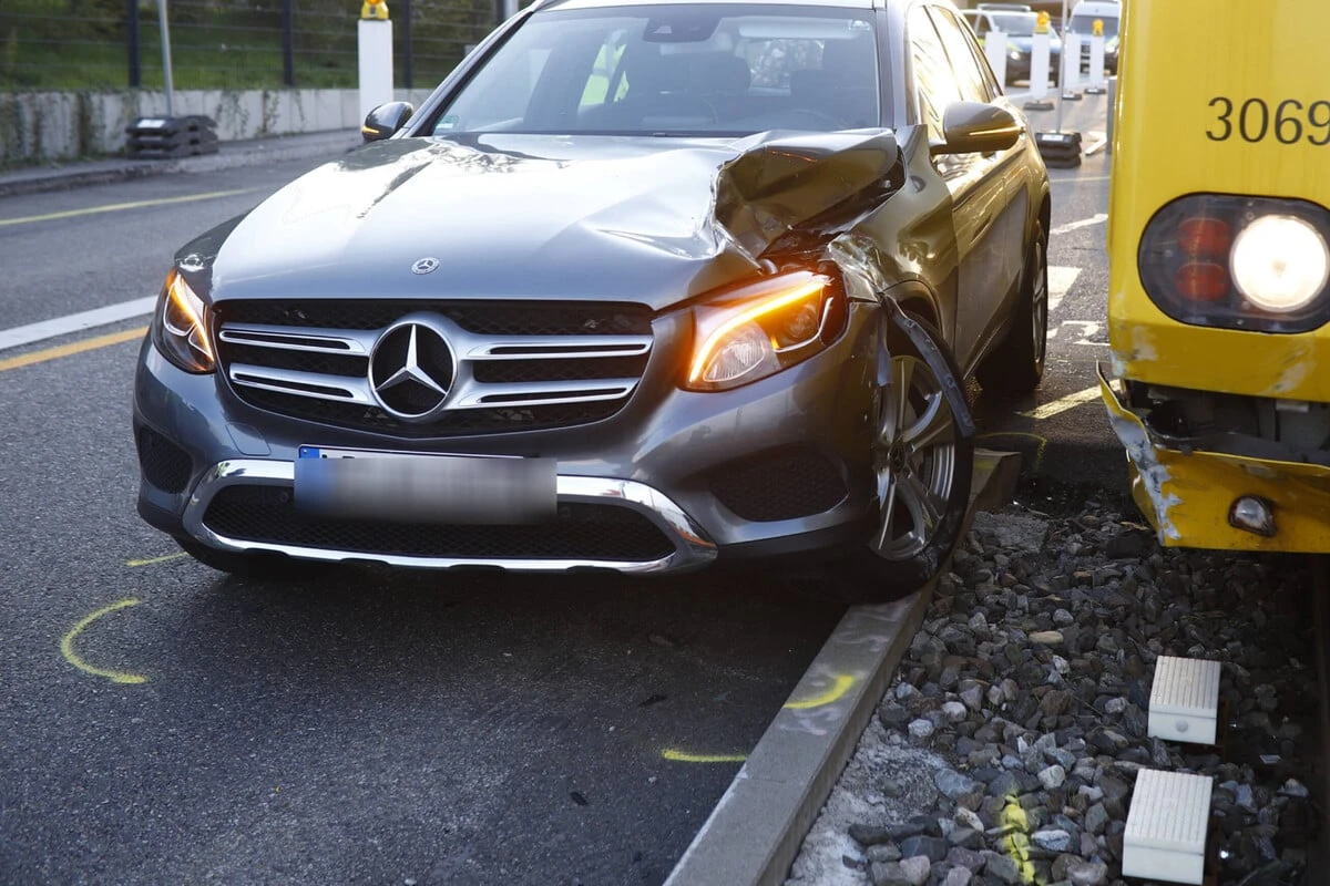 Stadtbahn-Unfall in Stuttgart: Mercedes-Fahrer verursacht 70.000 Euro Schaden