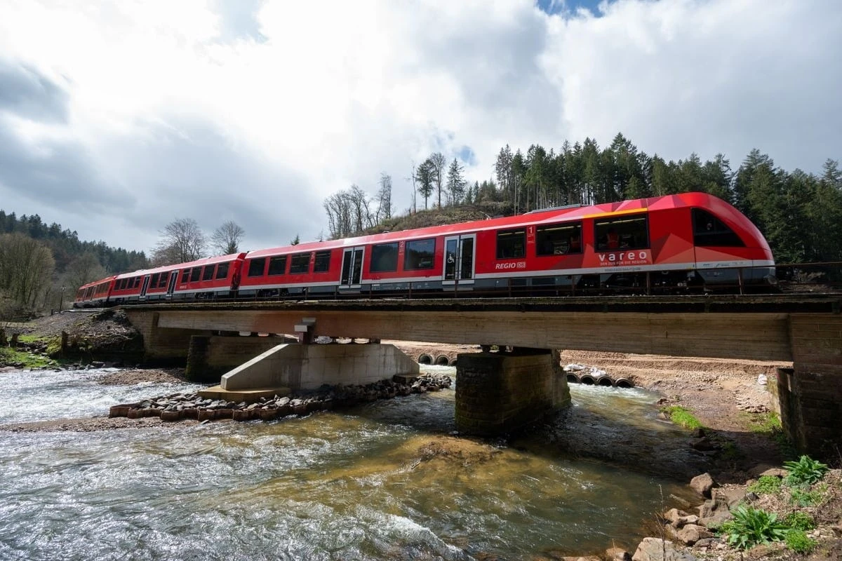 Von Flut zerstört: Wichtige NRW-Bahnstrecke nach vier Jahren wieder befahrbar