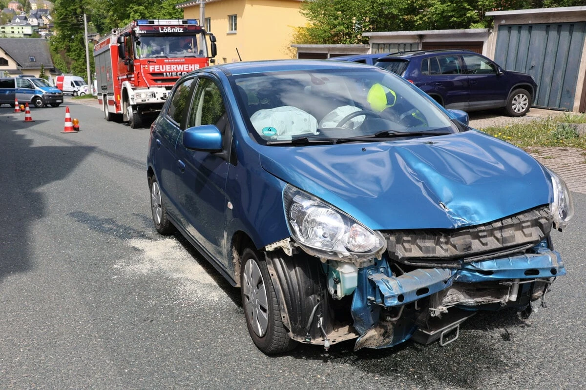 Auto knallt im Erzgebirge gegen Bushaltestellen-Schild