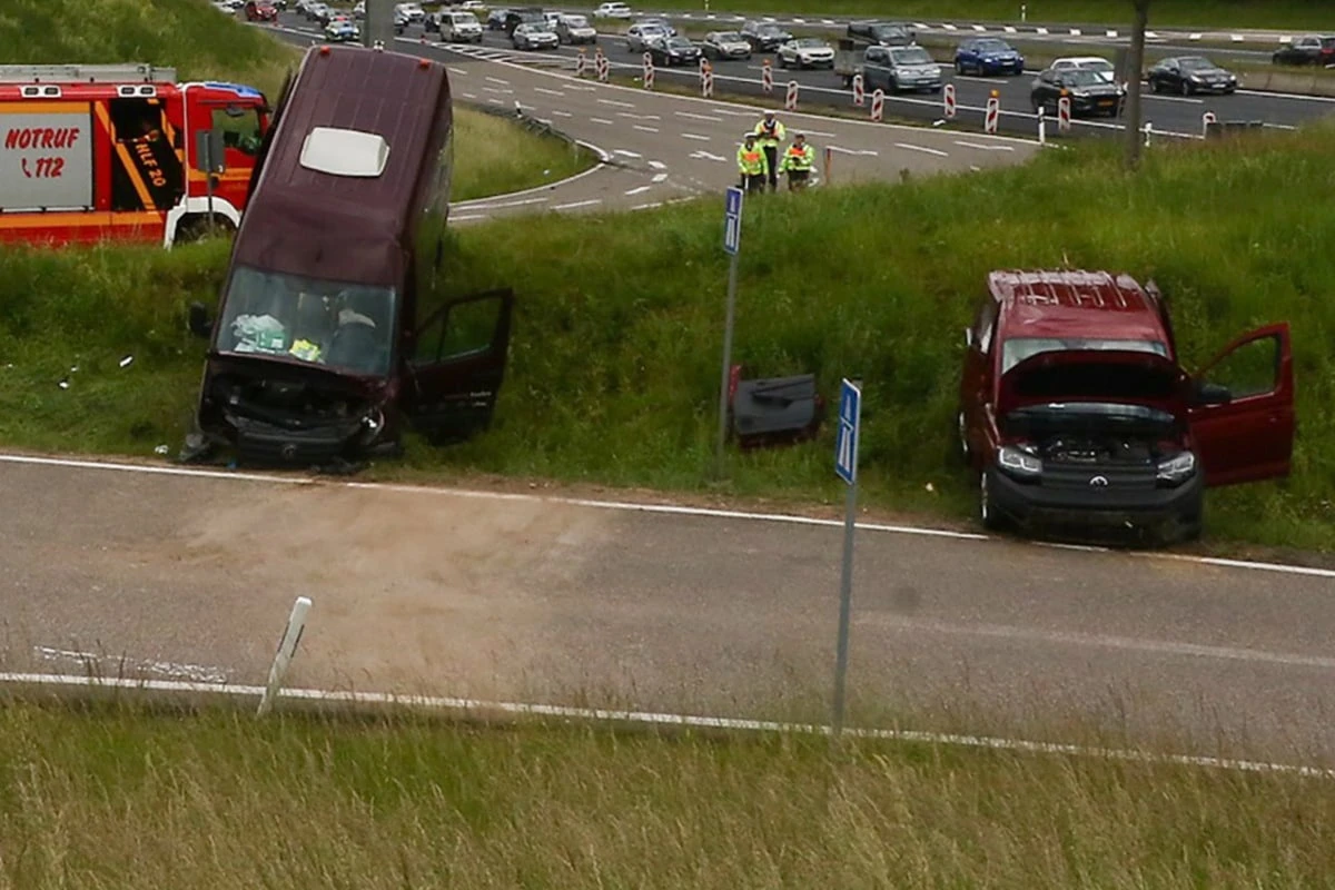 Zehn Verletzte nach schwerem Auffahrunfall an der A8