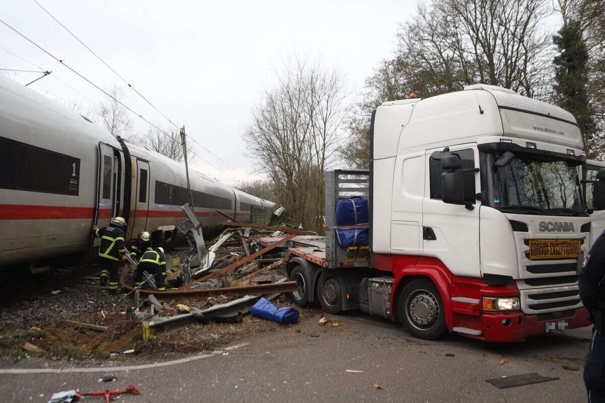 Nach tödlicher Kollision am Bahnübergang: Lkw-Fahrer festgenommen, Fotos zeigen Zerstörung