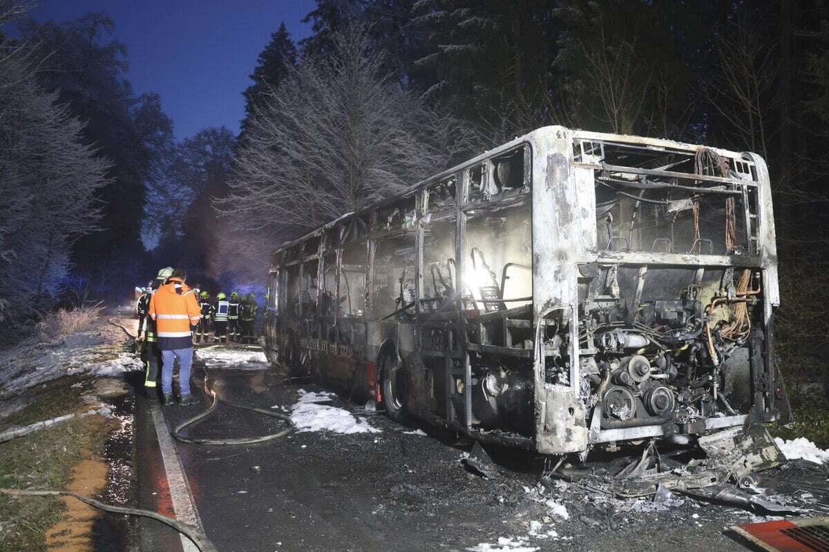 Linienbus fängt Feuer: Fahrer rettet sich und seine Passagiere!