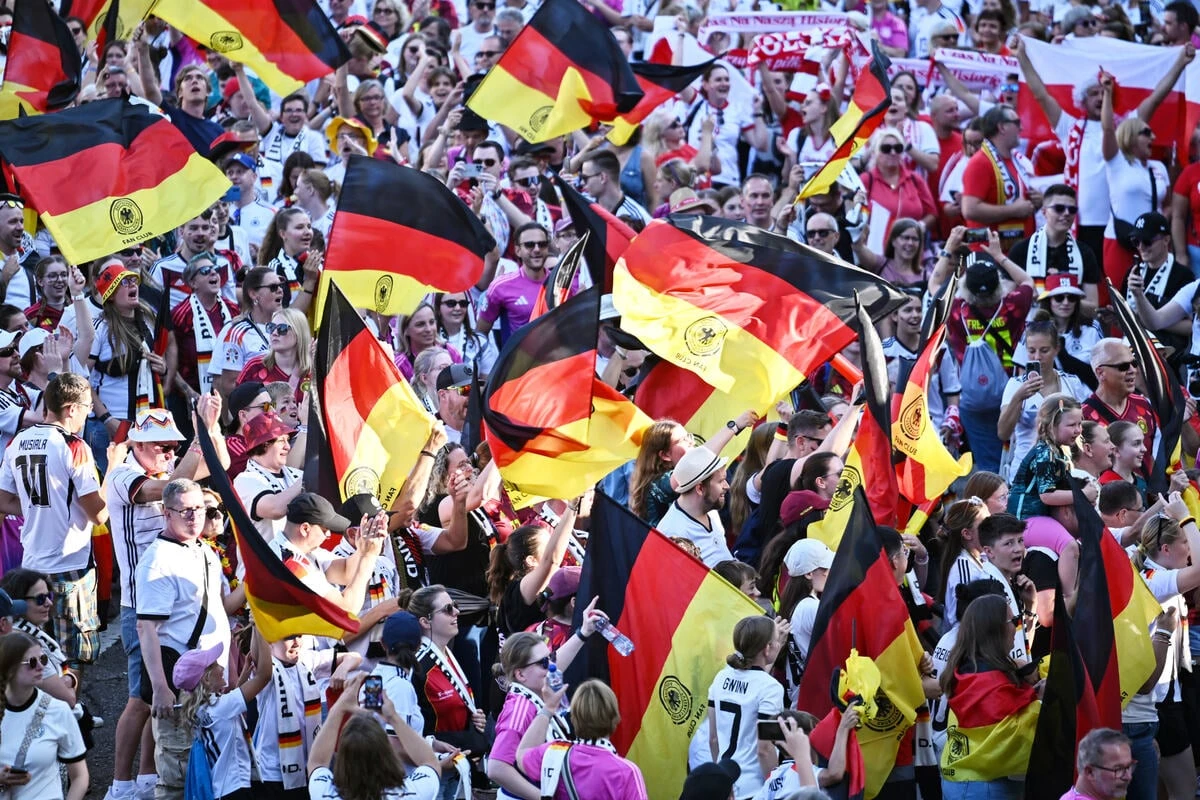 Frauen-EM im Liveticker: Halbes Stadion in Schwarz-Rot-Gold! Heimspiel für DFB-Team gegen Dänemark