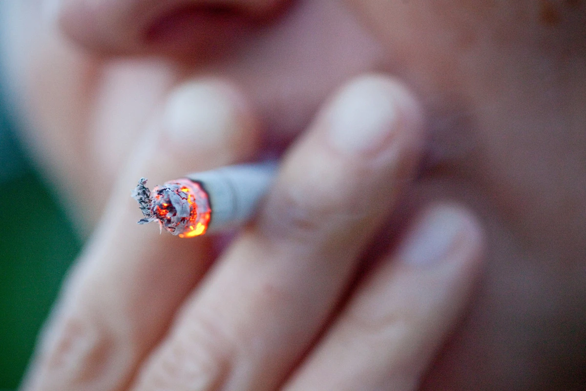 Seniorin zündet sich Zigarette an – plötzlich steht sie in Flammen