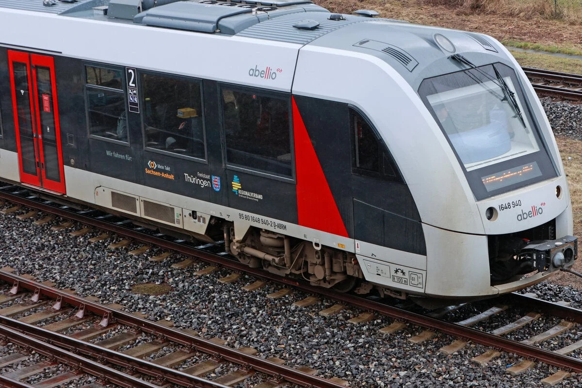 Einstiegsleiter von Regionalbahn erfasst 19-Jährigen im Gleisbett