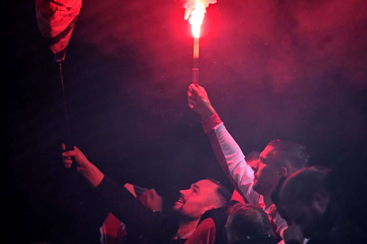 Pyrotechnik doch (k)ein Verbrechen: Muss Lukas Podolski nun Strafe zahlen?