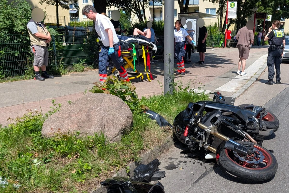 Beim Abbiegen übersehen? Biker bei Unfall verletzt