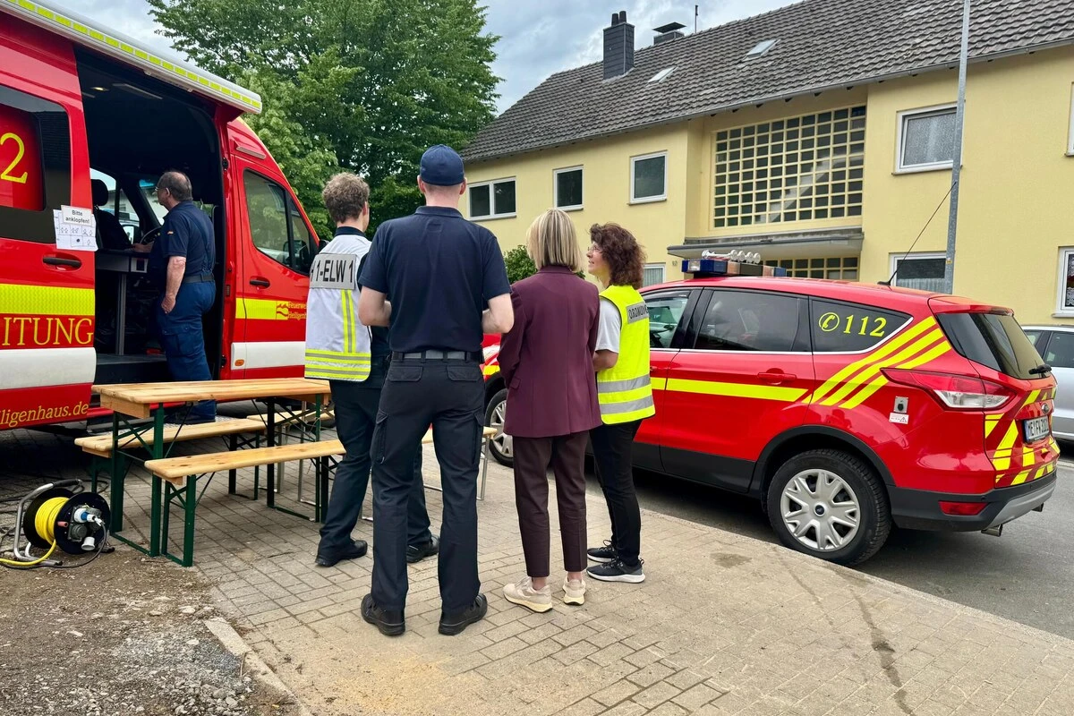 Decke teilweise eingestürzt: Feuerwehr räumt mehrere Wohnhäuser