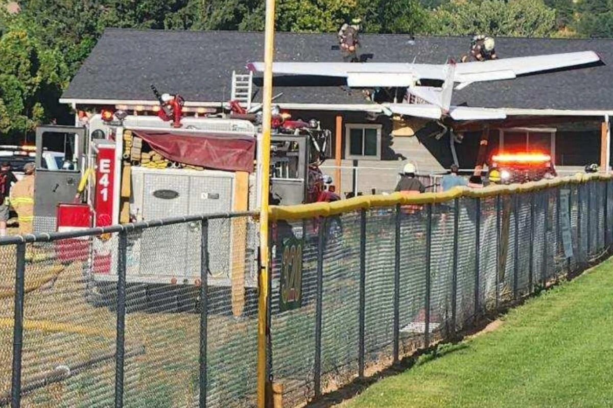 Kleinflugzeug stürzt in Wohnhaus: Zwei Verletzte per Helikopter in Klinik gebracht