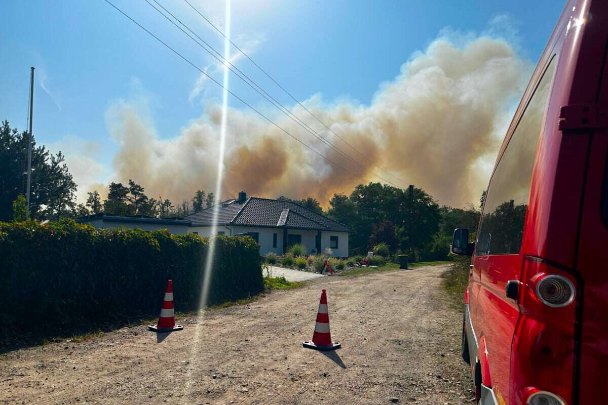 Kampf gegen Waldbrand in Munitions-Gebiet geht weiter: Katastrophenschutz im Einsatz