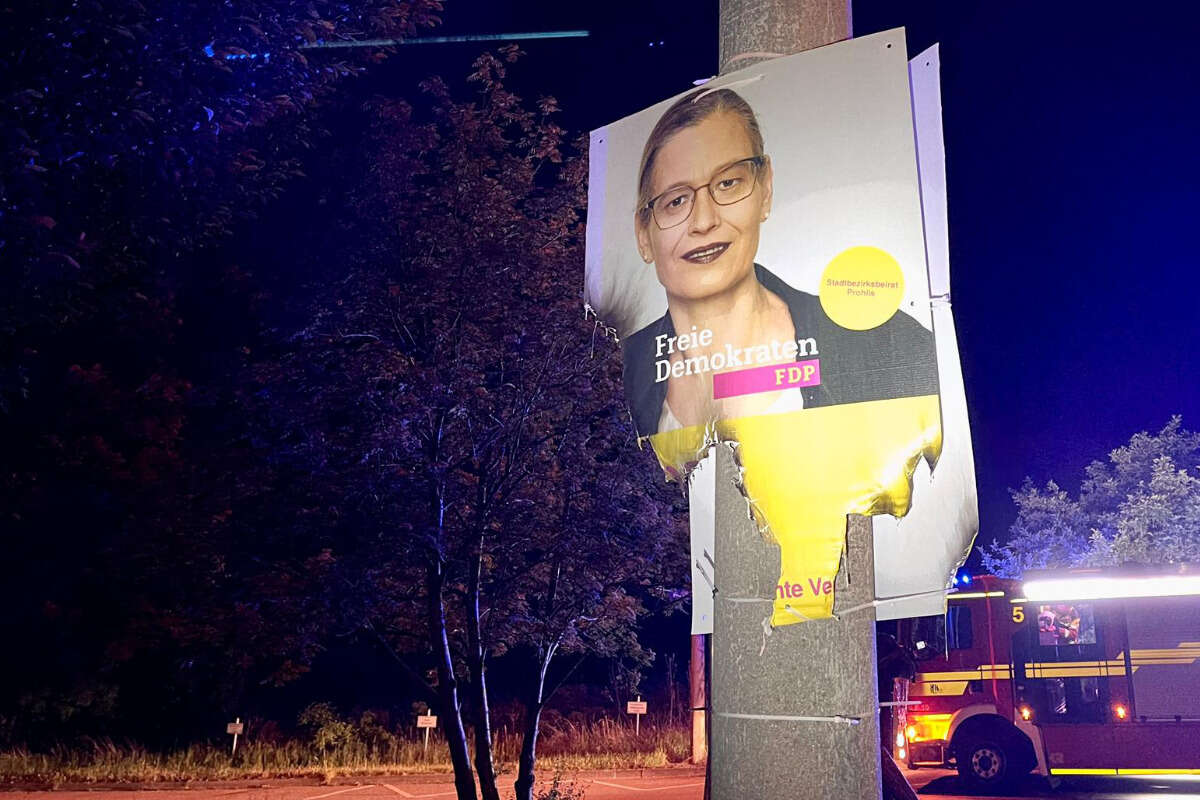 Unbekannte zünden Wahlplakate in Dresden an: Feuerwehr im Einsatz