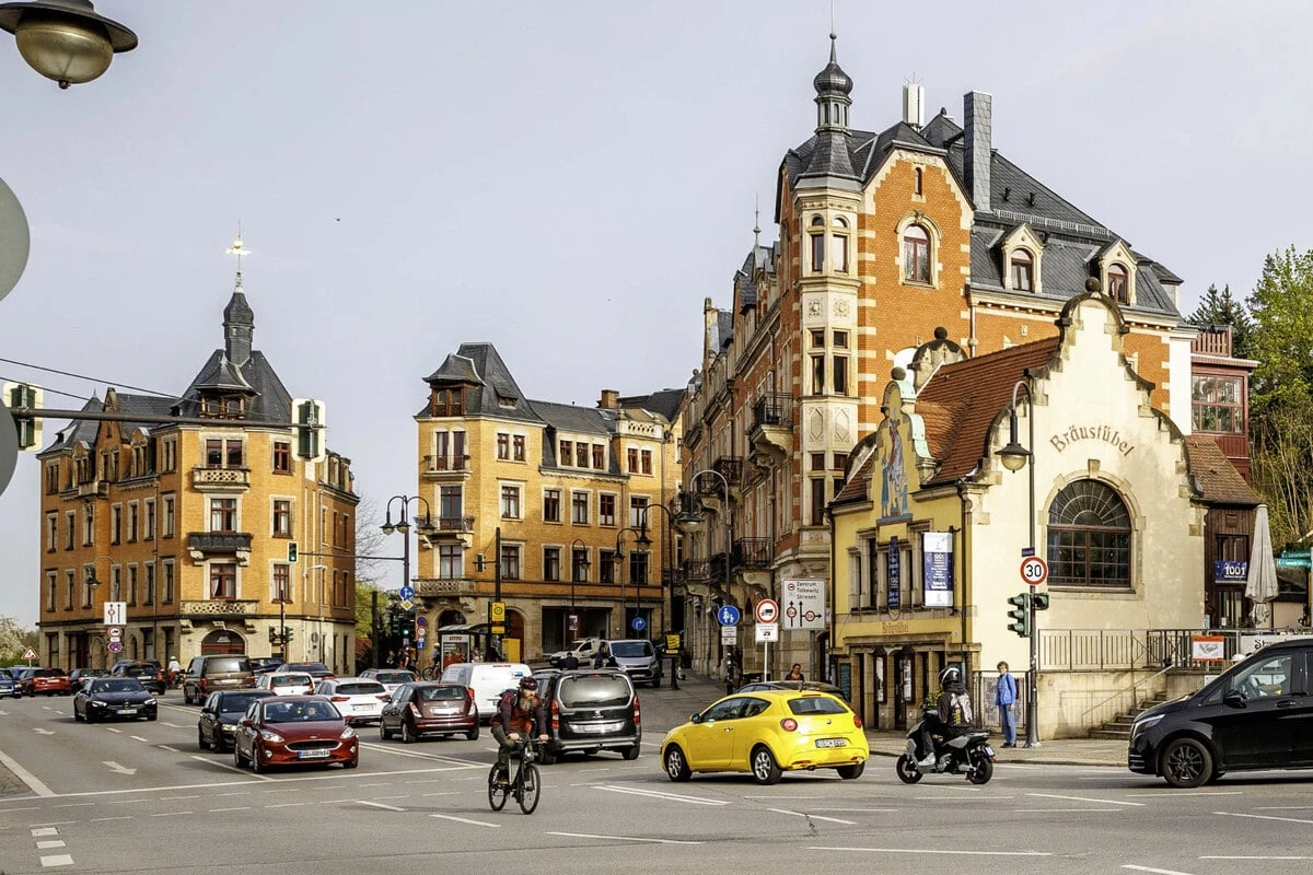 Wilde Verfolgungsjagd durch Dresden endet mit Unfall am Körnerplatz