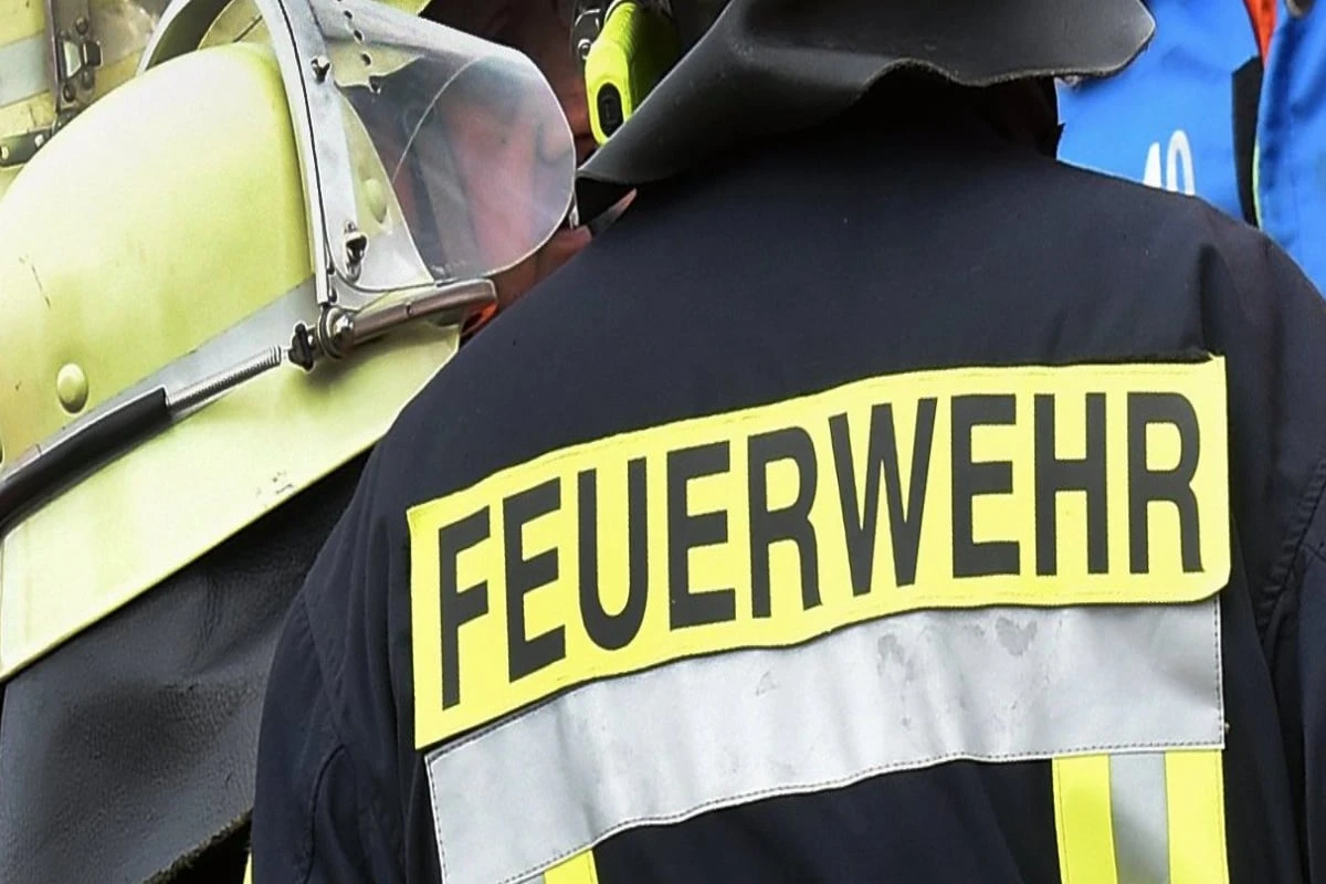 Zeuge sieht Taschenlampenlicht in leerem Haus: Plötzlich riecht es nach Feuer