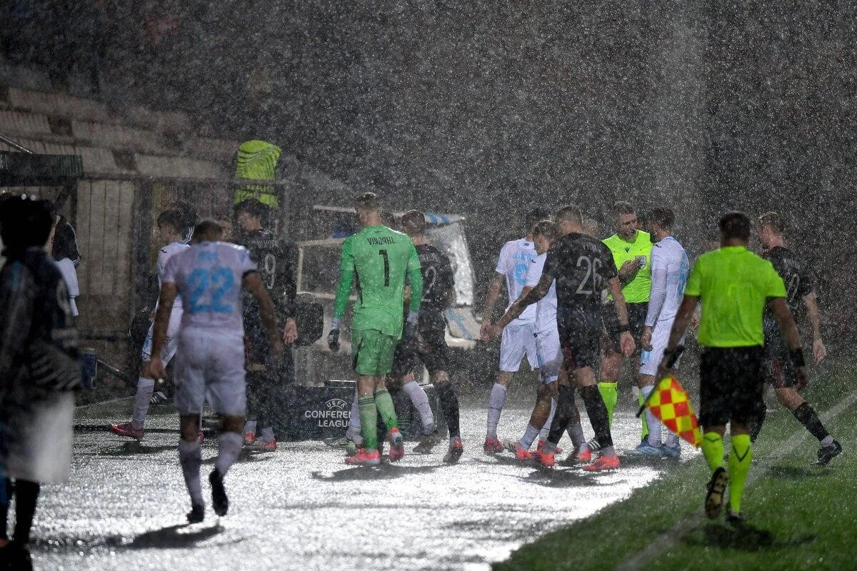 Spielabbruch nach Unwetter-Chaos! Europapokal-Spiel fällt ins Wasser